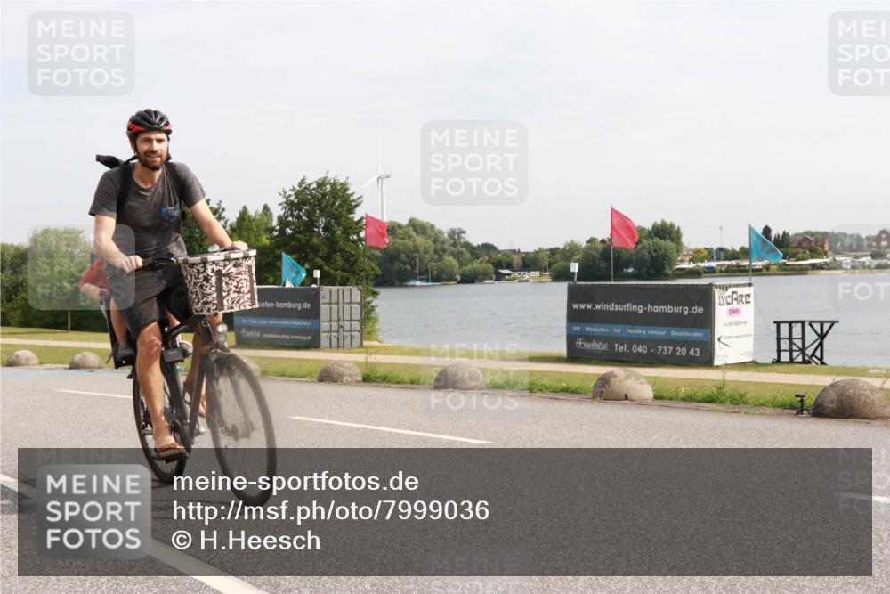 15.06.2025 - 27. Vierlanden-Triathlon H.Heesch http://msf.ph/oto/7999036 15.06.2025 10:10:44 Radfahren 25, 432 meine-sportfotos.de