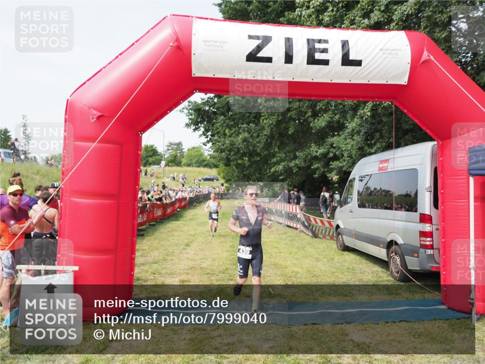 21.06.2025 - 27. Vierlanden-Triathlon MichiJ http://msf.ph/oto/7999040 15.06.2026 11:22:08 Ziel 410, 422, 439 meine-sportfotos.de
