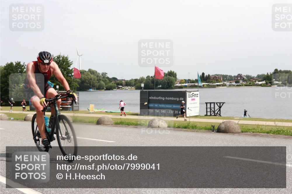 21.06.2025 - 27. Vierlanden-Triathlon H.Heesch http://msf.ph/oto/7999041 15.06.2025 11:38:34 Radfahren 174, 677, 718, 761 meine-sportfotos.de