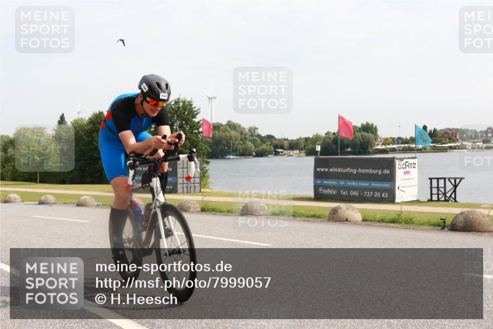 15.06.2025 - 27. Vierlanden-Triathlon H.Heesch http://msf.ph/oto/7999057 15.06.2025 10:11:36 Radfahren 144, 215 meine-sportfotos.de