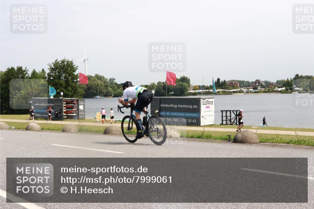 21.06.2025 - 27. Vierlanden-Triathlon H.Heesch http://msf.ph/oto/7999061 15.06.2025 11:38:35 Radfahren 174, 677, 718 meine-sportfotos.de