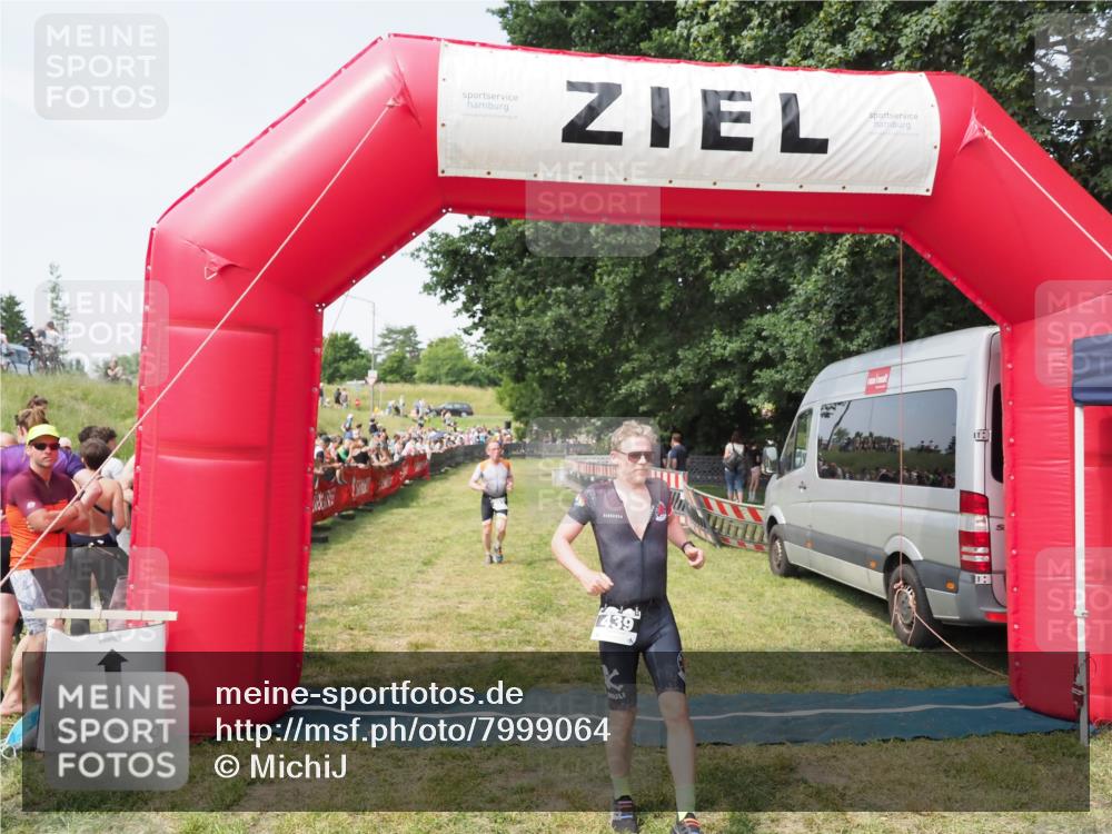 21.06.2025 - 27. Vierlanden-Triathlon MichiJ http://msf.ph/oto/7999064 15.06.2026 11:22:09 Ziel 410, 422, 439 meine-sportfotos.de