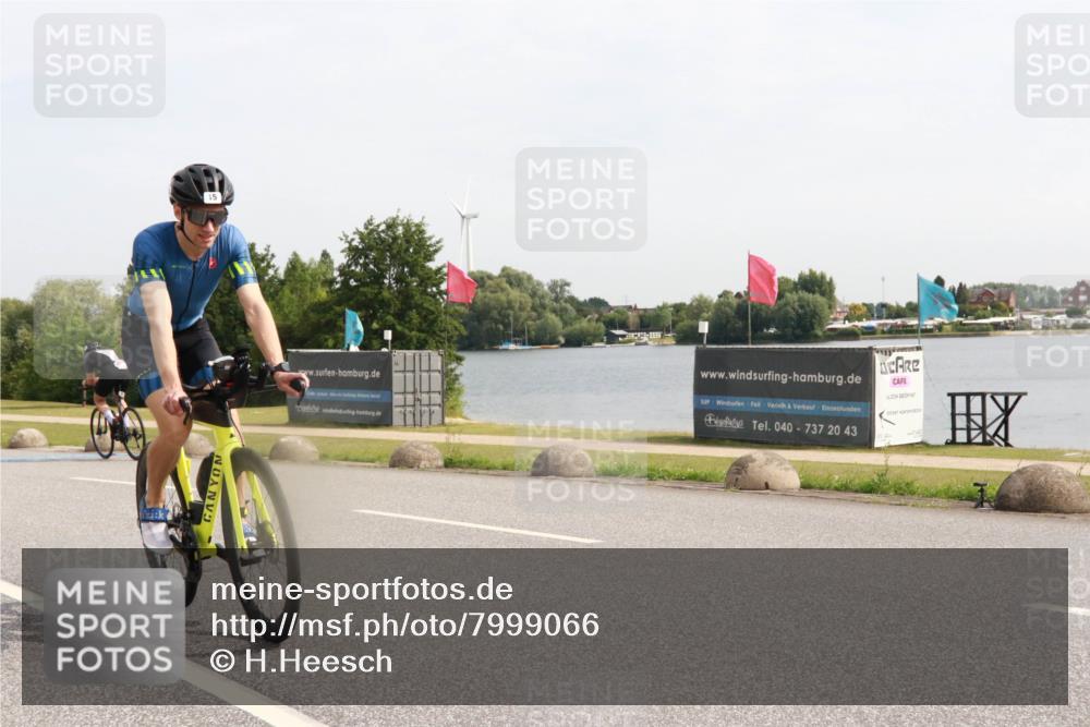 15.06.2025 - 27. Vierlanden-Triathlon H.Heesch http://msf.ph/oto/7999066 15.06.2025 10:11:43 Radfahren 15, 84, 173, 1398 meine-sportfotos.de