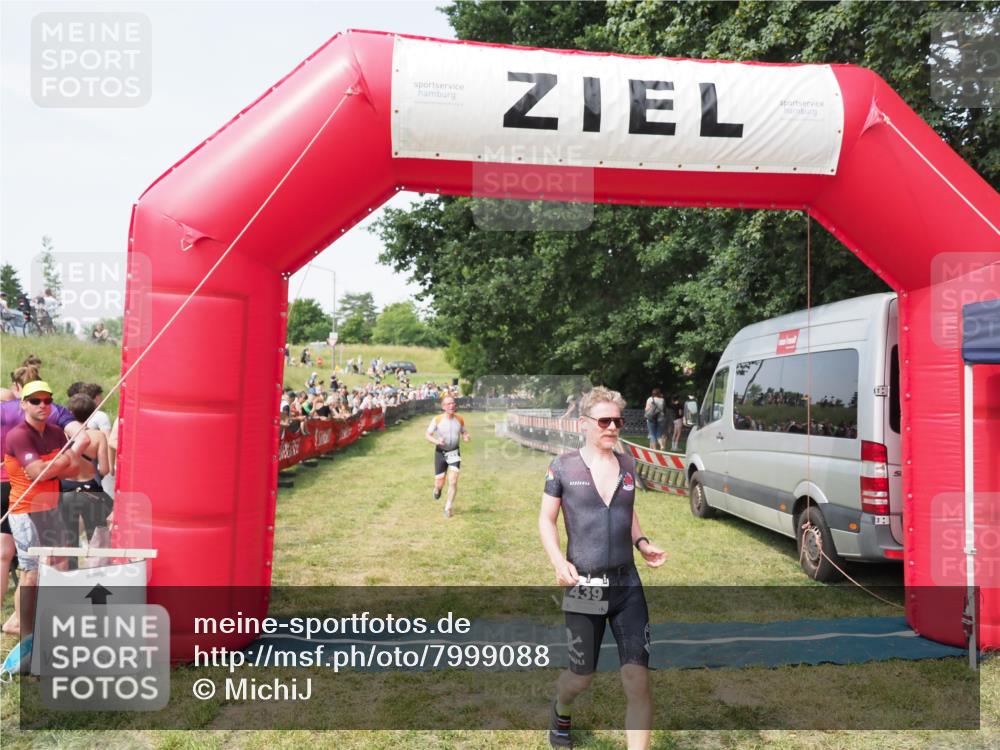 21.06.2025 - 27. Vierlanden-Triathlon MichiJ http://msf.ph/oto/7999088 15.06.2026 11:22:09 Ziel 410, 422, 439 meine-sportfotos.de