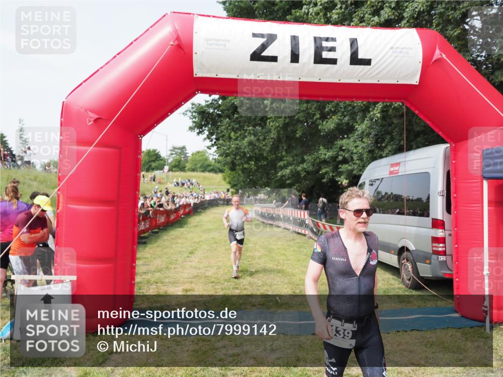 21.06.2025 - 27. Vierlanden-Triathlon MichiJ http://msf.ph/oto/7999142 15.06.2026 11:22:10 Ziel 410, 422, 439 meine-sportfotos.de