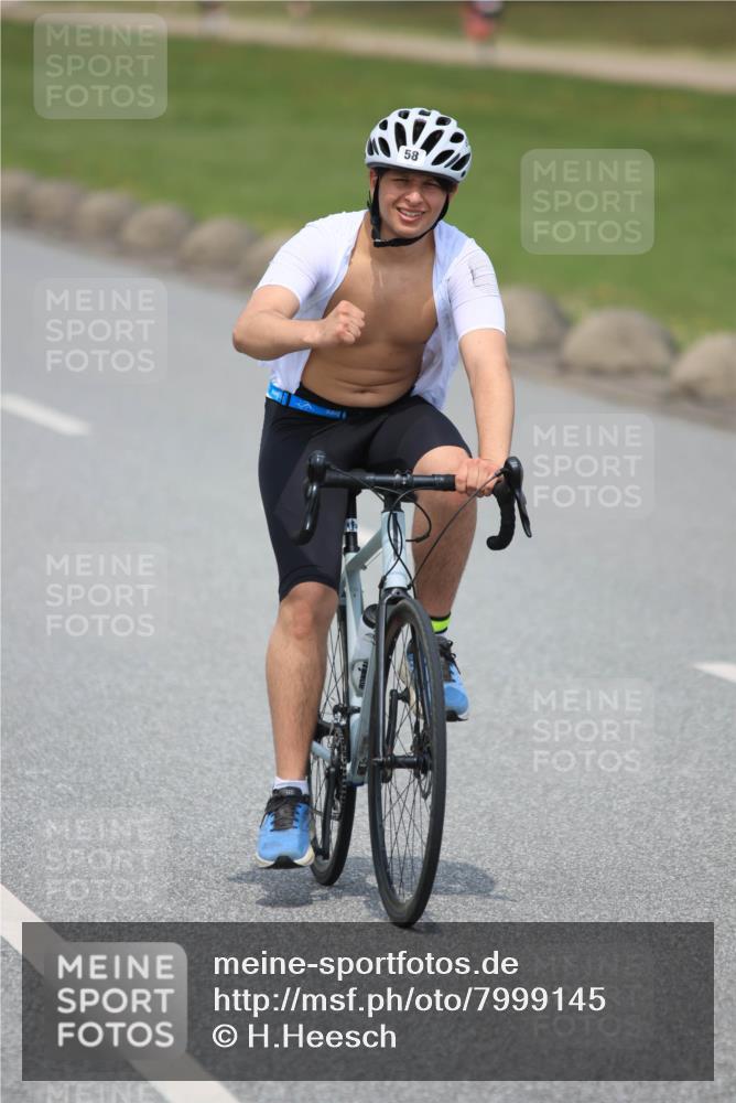 21.06.2025 - 27. Vierlanden-Triathlon H.Heesch http://msf.ph/oto/7999145 15.06.2025 12:30:31 Radfahren 58, 828, 883, 884, 952 meine-sportfotos.de