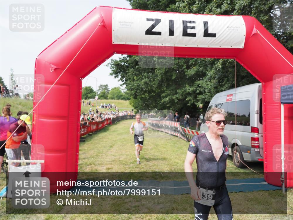 21.06.2025 - 27. Vierlanden-Triathlon MichiJ http://msf.ph/oto/7999151 15.06.2026 11:22:10 Ziel 410, 422, 439 meine-sportfotos.de