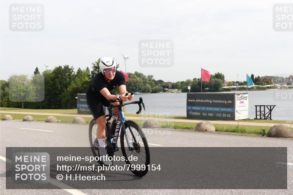 15.06.2025 - 27. Vierlanden-Triathlon H.Heesch http://msf.ph/oto/7999154 15.06.2025 10:18:39 Radfahren 221, 238 meine-sportfotos.de