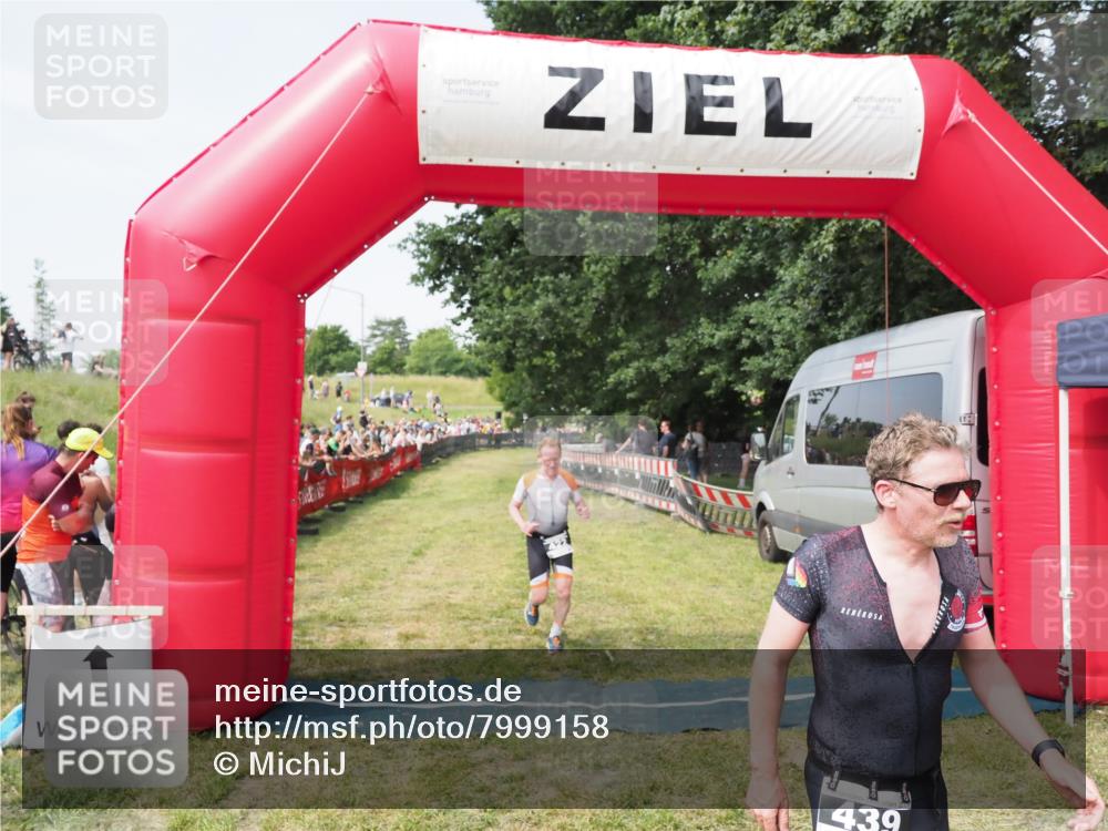 21.06.2025 - 27. Vierlanden-Triathlon MichiJ http://msf.ph/oto/7999158 15.06.2026 11:22:10 Ziel 410, 422, 439 meine-sportfotos.de