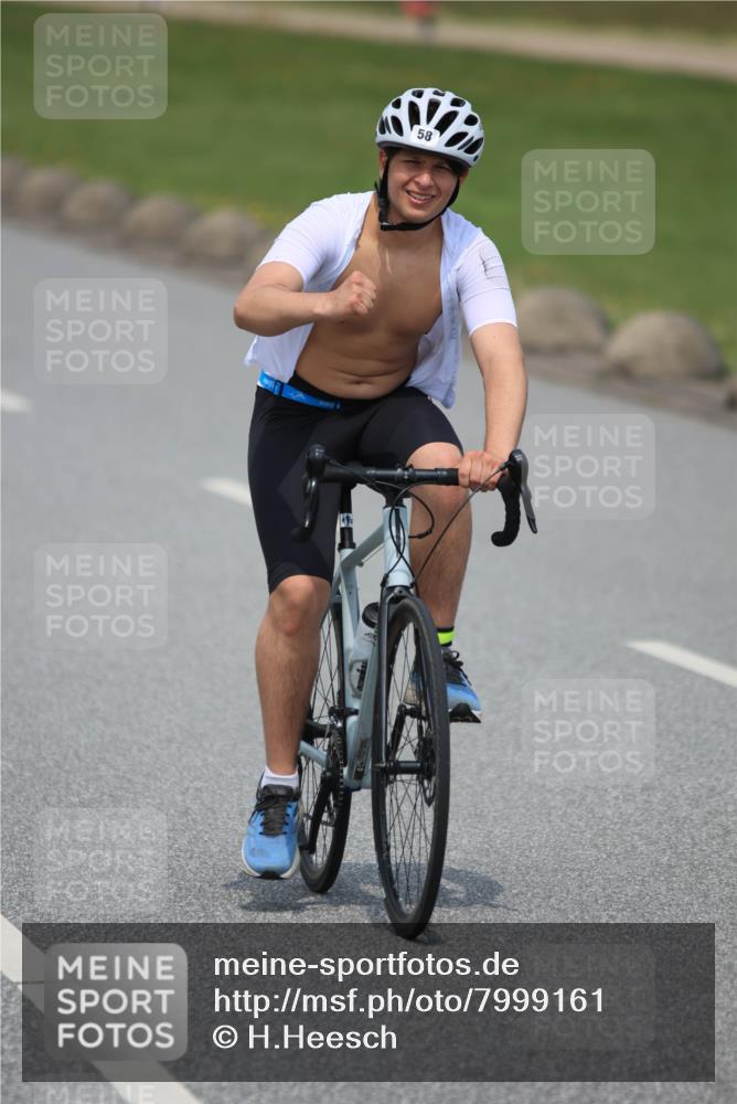 21.06.2025 - 27. Vierlanden-Triathlon H.Heesch http://msf.ph/oto/7999161 15.06.2025 12:30:32 Radfahren 58, 828, 883, 884, 952 meine-sportfotos.de