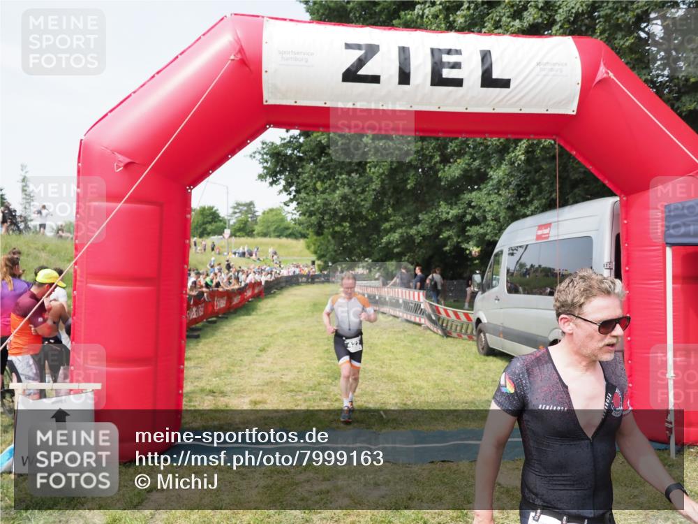 21.06.2025 - 27. Vierlanden-Triathlon MichiJ http://msf.ph/oto/7999163 15.06.2026 11:22:10 Ziel 410, 422, 439 meine-sportfotos.de
