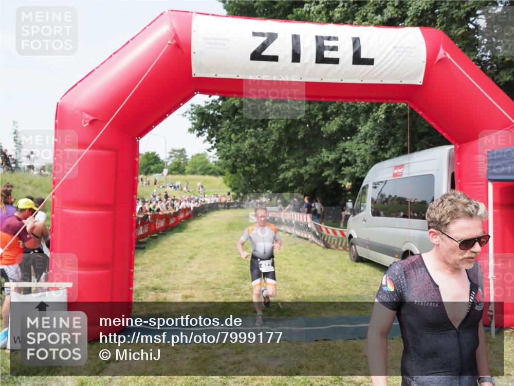 21.06.2025 - 27. Vierlanden-Triathlon MichiJ http://msf.ph/oto/7999177 15.06.2026 11:22:11 Ziel 422, 439 meine-sportfotos.de