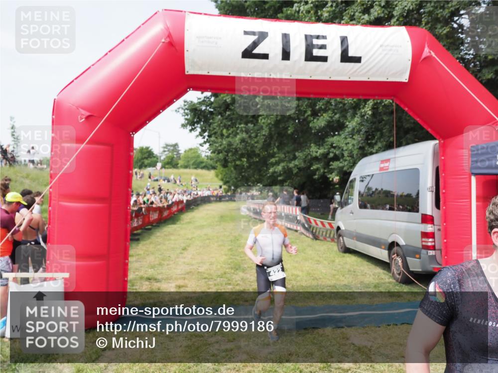 21.06.2025 - 27. Vierlanden-Triathlon MichiJ http://msf.ph/oto/7999186 15.06.2026 11:22:11 Ziel 422, 439 meine-sportfotos.de