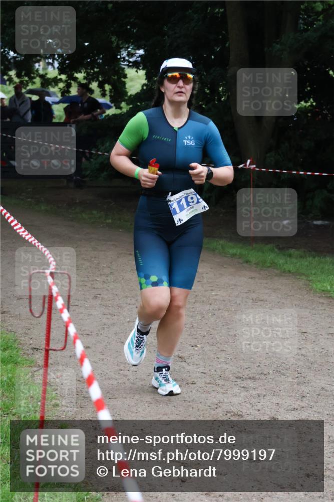 21.06.2025 - 27. Vierlanden-Triathlon Lena Gebhardt http://msf.ph/oto/7999197 15.06.2025 13:59:44 Laufen 119 meine-sportfotos.de