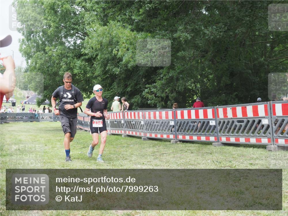 21.06.2025 - 27. Vierlanden-Triathlon KatJ http://msf.ph/oto/7999263 15.06.2025 12:53:25 Ziel 234 meine-sportfotos.de