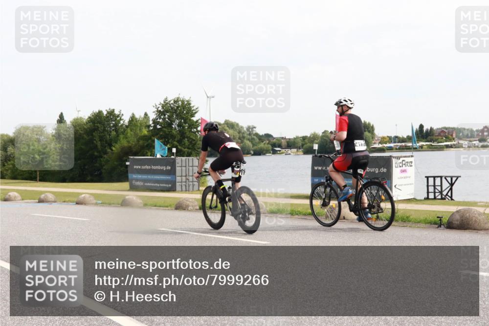 15.06.2025 - 27. Vierlanden-Triathlon H.Heesch http://msf.ph/oto/7999266 15.06.2025 10:22:05 Radfahren 48, 417, 592, 613 meine-sportfotos.de