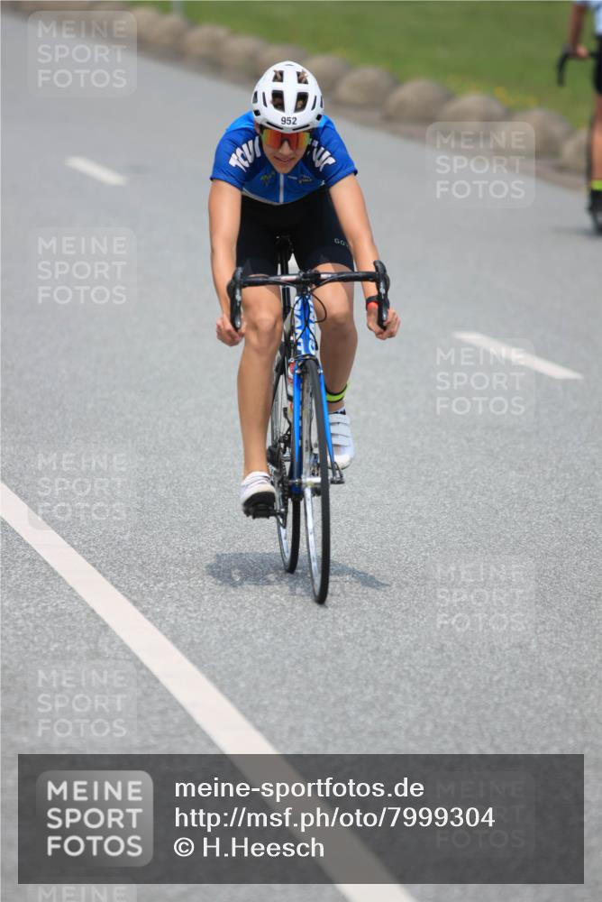 21.06.2025 - 27. Vierlanden-Triathlon H.Heesch http://msf.ph/oto/7999304 15.06.2025 12:30:38 Radfahren 739, 828, 884, 952 meine-sportfotos.de