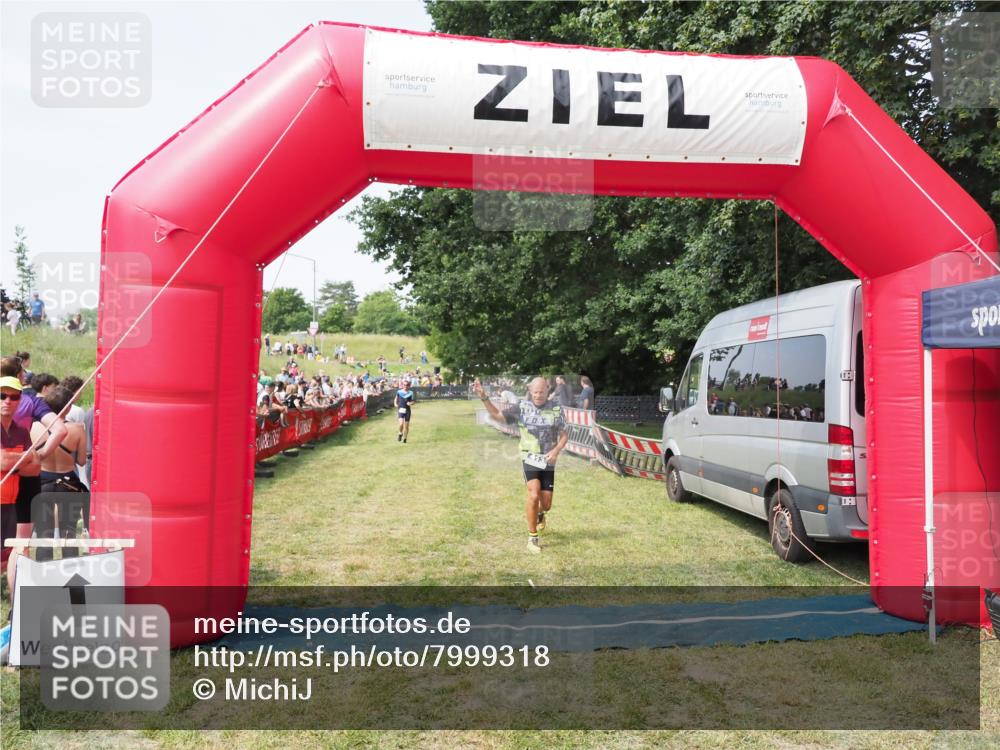 21.06.2025 - 27. Vierlanden-Triathlon MichiJ http://msf.ph/oto/7999318 15.06.2026 11:22:26 Ziel 413 meine-sportfotos.de