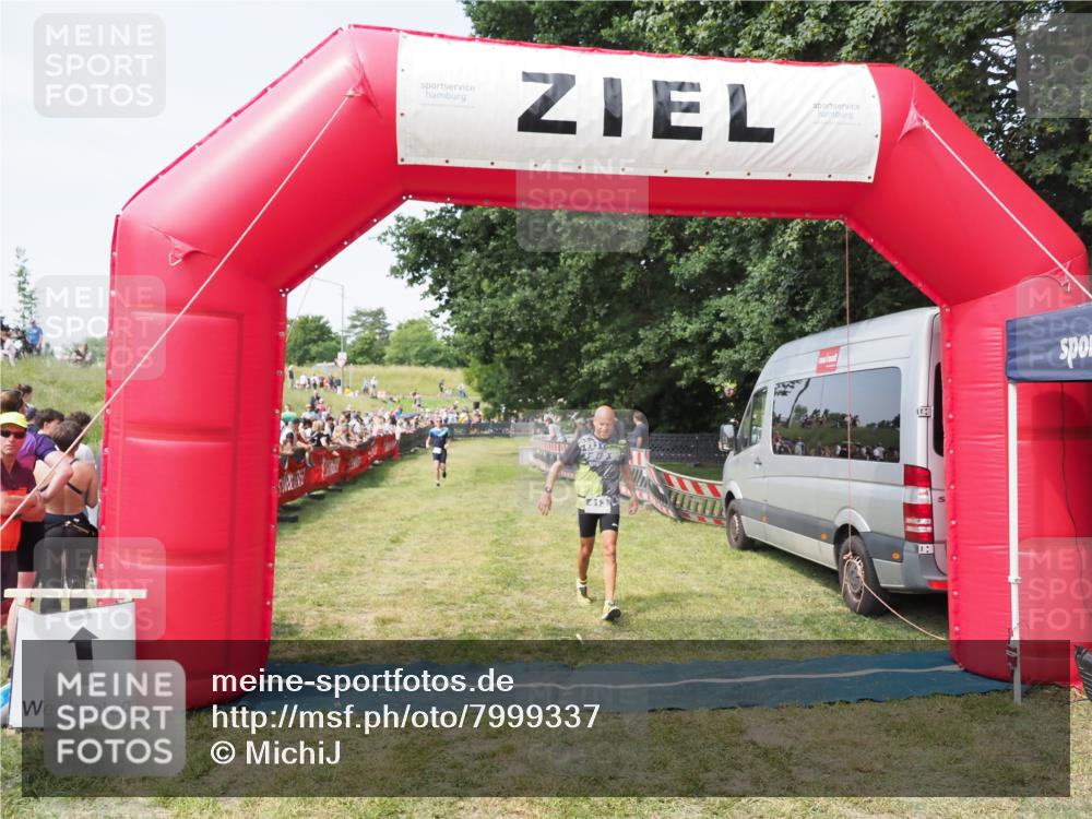 21.06.2025 - 27. Vierlanden-Triathlon MichiJ http://msf.ph/oto/7999337 15.06.2026 11:22:26 Ziel 413 meine-sportfotos.de