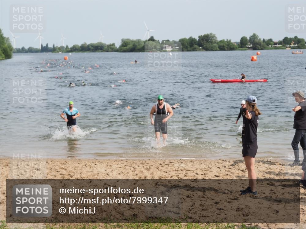 21.06.2025 - 27. Vierlanden-Triathlon MichiJ http://msf.ph/oto/7999347 15.06.2026 10:03:36 Schwimmen 377, 425, 432, 439 meine-sportfotos.de