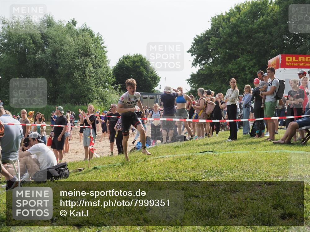 15.06.2025 - 27. Vierlanden-Triathlon KatJ http://msf.ph/oto/7999351 15.06.2025 09:56:38 Schwimmen 254, 276, 286, 320, 341 meine-sportfotos.de