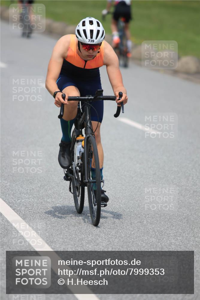 21.06.2025 - 27. Vierlanden-Triathlon H.Heesch http://msf.ph/oto/7999353 15.06.2025 12:30:41 Radfahren 739, 952 meine-sportfotos.de