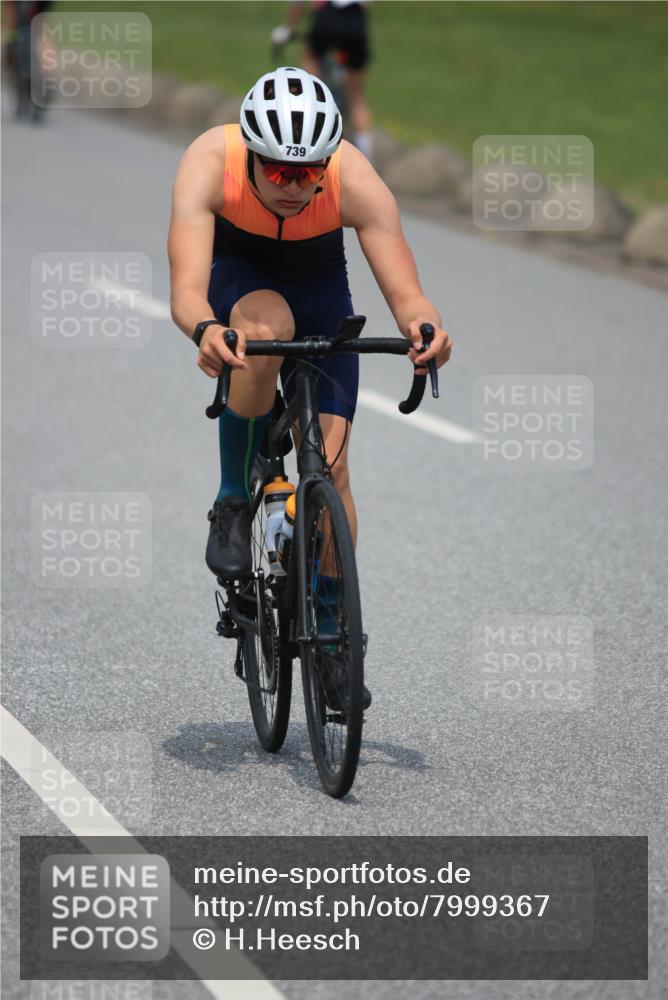 21.06.2025 - 27. Vierlanden-Triathlon H.Heesch http://msf.ph/oto/7999367 15.06.2025 12:30:41 Radfahren 739, 952 meine-sportfotos.de