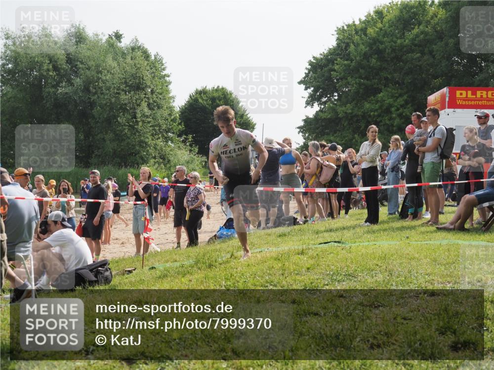 15.06.2025 - 27. Vierlanden-Triathlon KatJ http://msf.ph/oto/7999370 15.06.2025 09:56:38 Schwimmen 254, 276, 286, 320, 341 meine-sportfotos.de