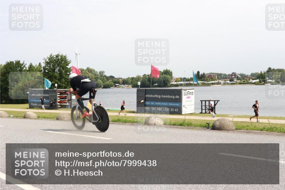 21.06.2025 - 27. Vierlanden-Triathlon H.Heesch http://msf.ph/oto/7999438 15.06.2025 11:39:29 Radfahren 822 meine-sportfotos.de