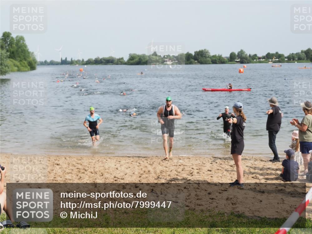 21.06.2025 - 27. Vierlanden-Triathlon MichiJ http://msf.ph/oto/7999447 15.06.2026 10:03:37 Schwimmen 377, 425, 432, 439 meine-sportfotos.de