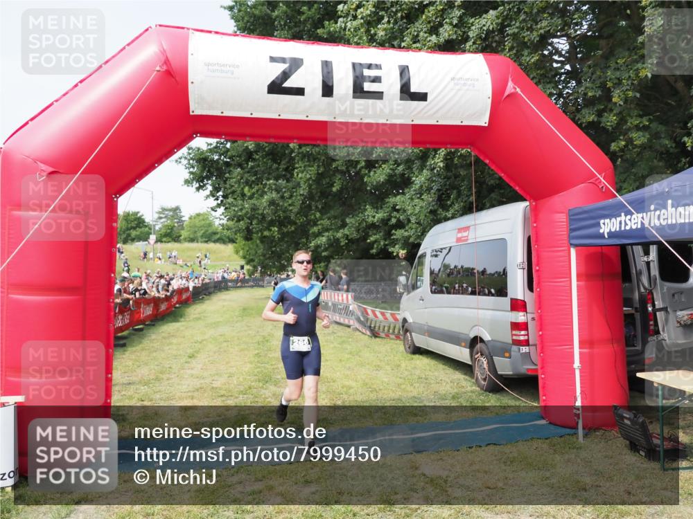 21.06.2025 - 27. Vierlanden-Triathlon MichiJ http://msf.ph/oto/7999450 15.06.2026 11:22:32 Ziel 266, 413 meine-sportfotos.de