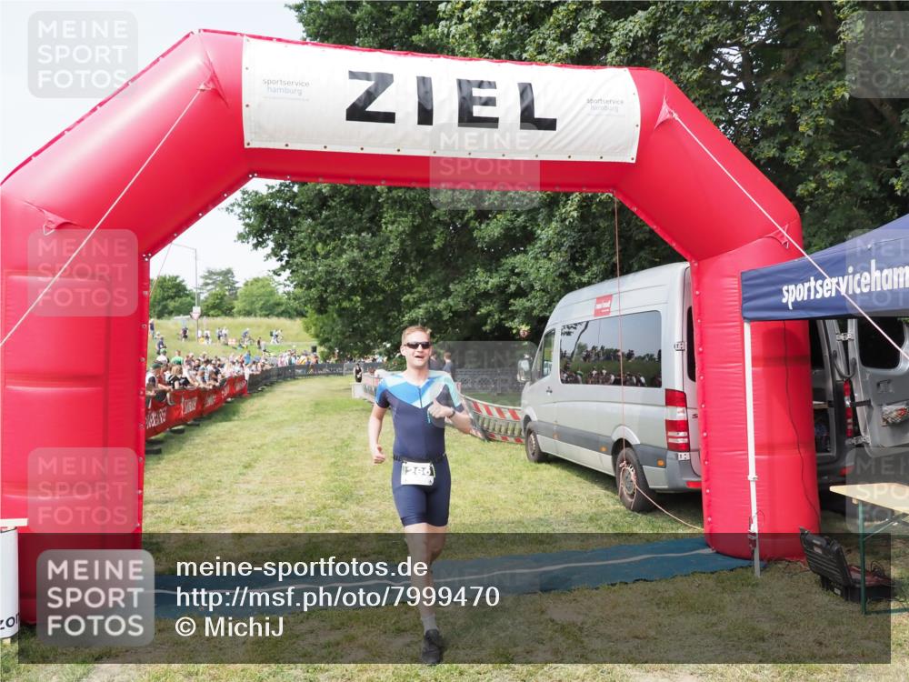 21.06.2025 - 27. Vierlanden-Triathlon MichiJ http://msf.ph/oto/7999470 15.06.2026 11:22:33 Ziel 266, 413 meine-sportfotos.de