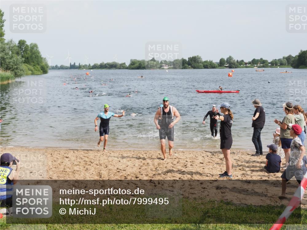 21.06.2025 - 27. Vierlanden-Triathlon MichiJ http://msf.ph/oto/7999495 15.06.2026 10:03:38 Schwimmen 377, 425, 432, 439 meine-sportfotos.de