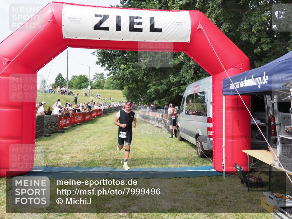 21.06.2025 - 27. Vierlanden-Triathlon MichiJ http://msf.ph/oto/7999496 15.06.2026 11:23:01 Ziel 452 meine-sportfotos.de