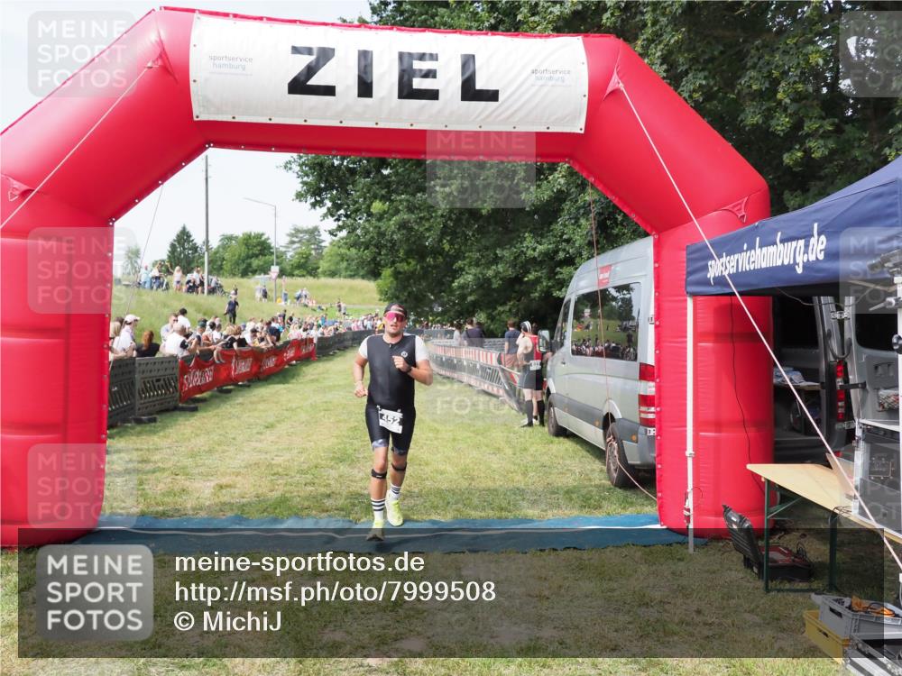 21.06.2025 - 27. Vierlanden-Triathlon MichiJ http://msf.ph/oto/7999508 15.06.2026 11:23:01 Ziel 452 meine-sportfotos.de
