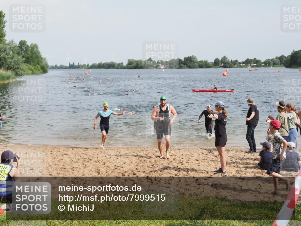 21.06.2025 - 27. Vierlanden-Triathlon MichiJ http://msf.ph/oto/7999515 15.06.2026 10:03:38 Schwimmen 377, 425, 432, 439 meine-sportfotos.de