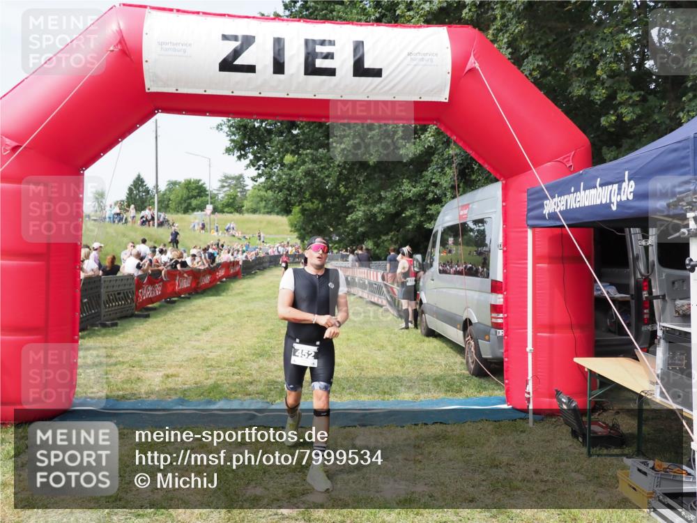 21.06.2025 - 27. Vierlanden-Triathlon MichiJ http://msf.ph/oto/7999534 15.06.2026 11:23:02 Ziel 452 meine-sportfotos.de