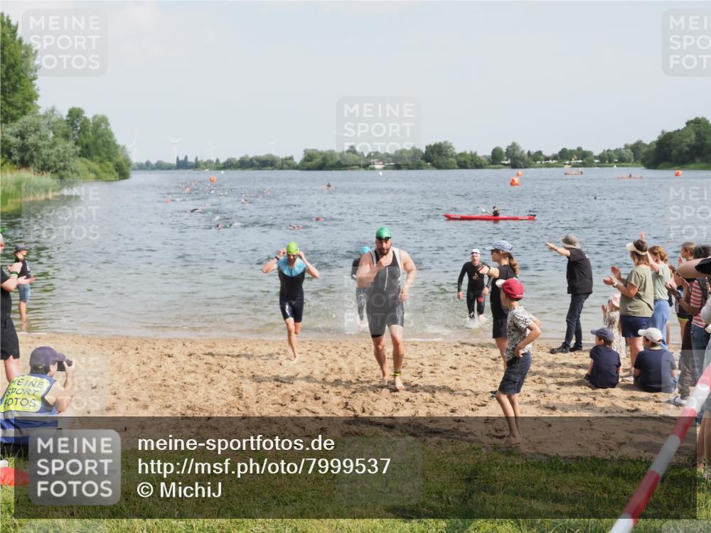 21.06.2025 - 27. Vierlanden-Triathlon MichiJ http://msf.ph/oto/7999537 15.06.2026 10:03:39 Schwimmen 377, 425, 432, 439 meine-sportfotos.de