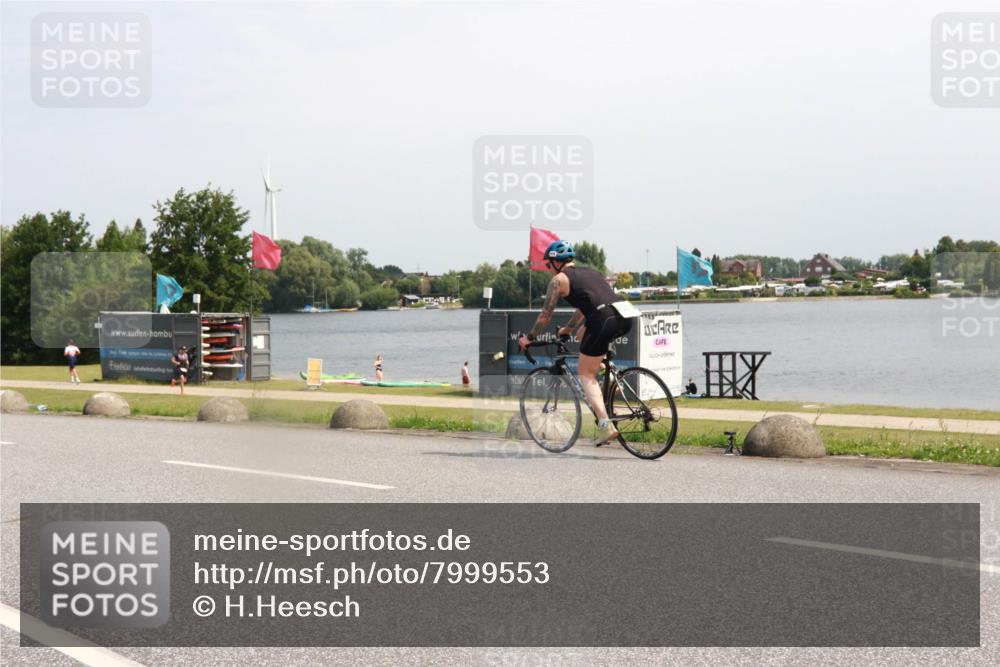 21.06.2025 - 27. Vierlanden-Triathlon H.Heesch http://msf.ph/oto/7999553 15.06.2025 11:39:45 Radfahren 692, 708 meine-sportfotos.de