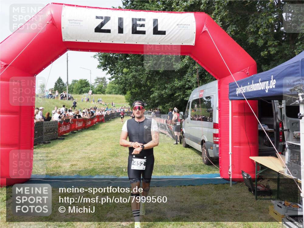 21.06.2025 - 27. Vierlanden-Triathlon MichiJ http://msf.ph/oto/7999560 15.06.2026 11:23:02 Ziel 452 meine-sportfotos.de
