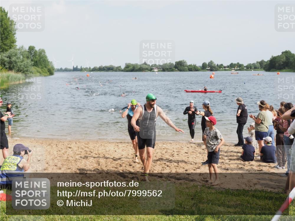 21.06.2025 - 27. Vierlanden-Triathlon MichiJ http://msf.ph/oto/7999562 15.06.2026 10:03:40 Schwimmen 377, 425, 432, 439 meine-sportfotos.de