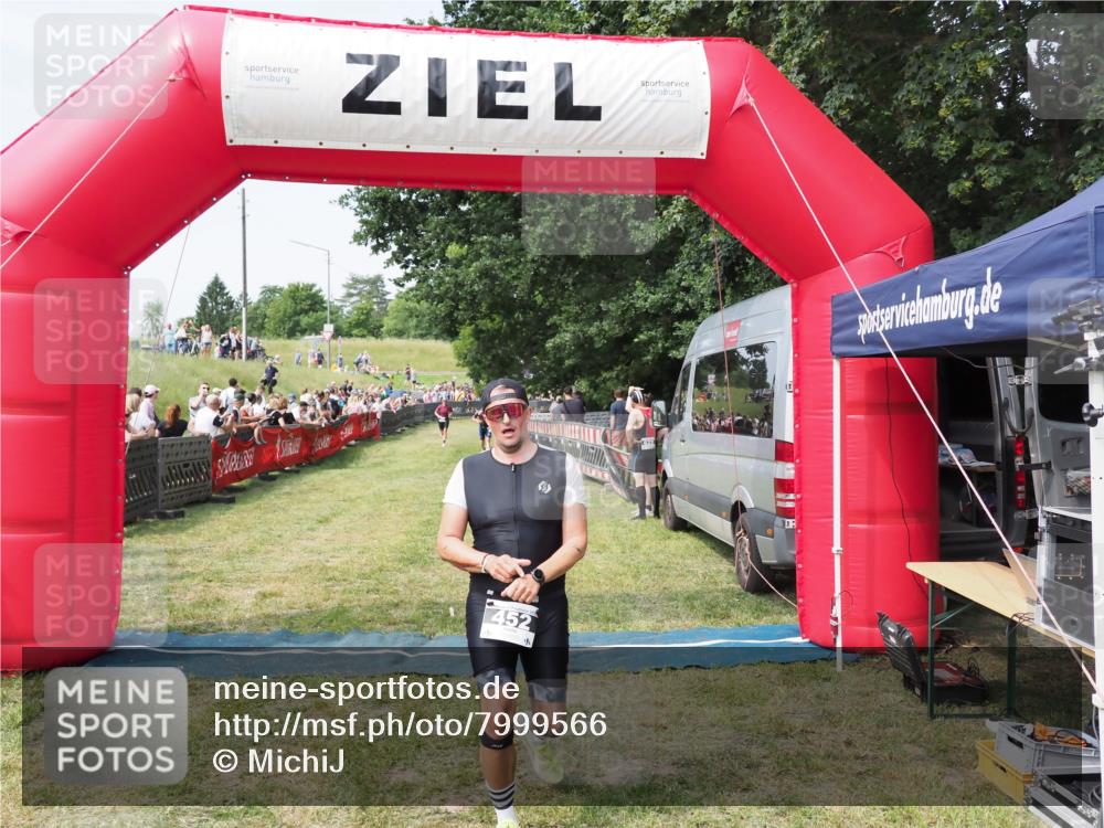 21.06.2025 - 27. Vierlanden-Triathlon MichiJ http://msf.ph/oto/7999566 15.06.2026 11:23:02 Ziel 452 meine-sportfotos.de