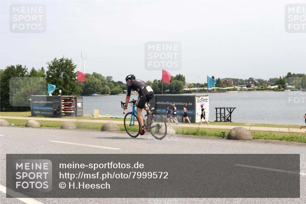 21.06.2025 - 27. Vierlanden-Triathlon H.Heesch http://msf.ph/oto/7999572 15.06.2025 11:39:55 Radfahren 711, 918 meine-sportfotos.de