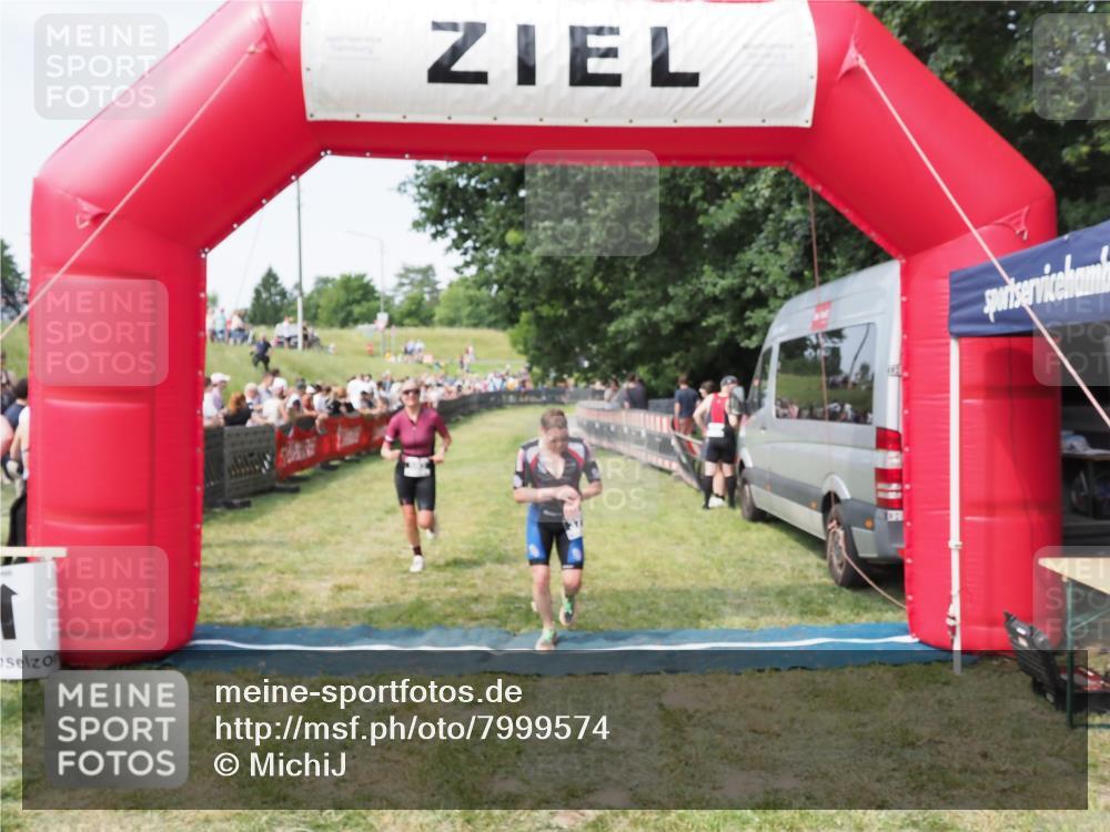 21.06.2025 - 27. Vierlanden-Triathlon MichiJ http://msf.ph/oto/7999574 15.06.2026 11:23:09 Ziel 372, 592 meine-sportfotos.de