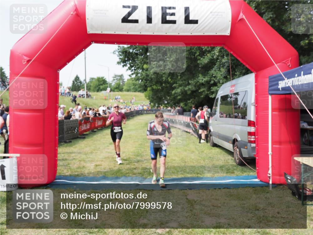 21.06.2025 - 27. Vierlanden-Triathlon MichiJ http://msf.ph/oto/7999578 15.06.2026 11:23:09 Ziel 372, 592 meine-sportfotos.de