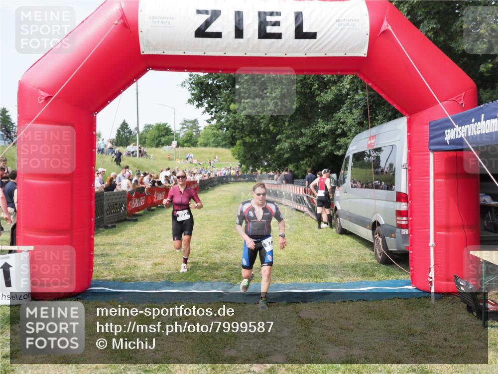 21.06.2025 - 27. Vierlanden-Triathlon MichiJ http://msf.ph/oto/7999587 15.06.2026 11:23:09 Ziel 372, 592 meine-sportfotos.de