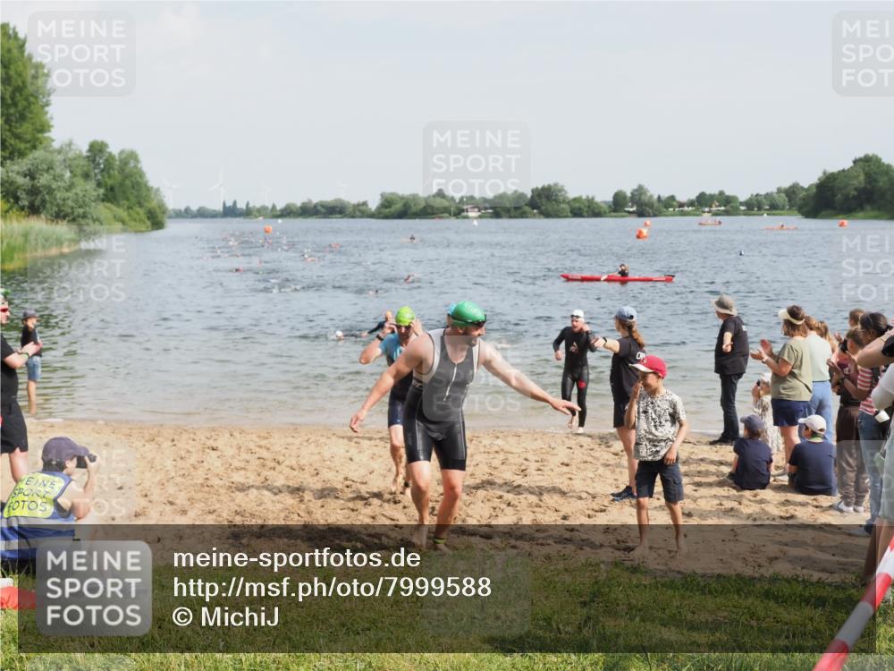 21.06.2025 - 27. Vierlanden-Triathlon MichiJ http://msf.ph/oto/7999588 15.06.2026 10:03:40 Schwimmen 377, 425, 432, 439 meine-sportfotos.de