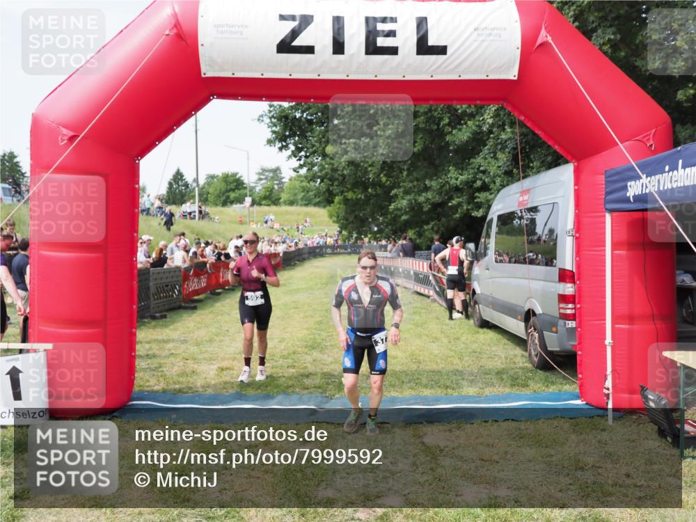 21.06.2025 - 27. Vierlanden-Triathlon MichiJ http://msf.ph/oto/7999592 15.06.2026 11:23:09 Ziel 372, 592 meine-sportfotos.de