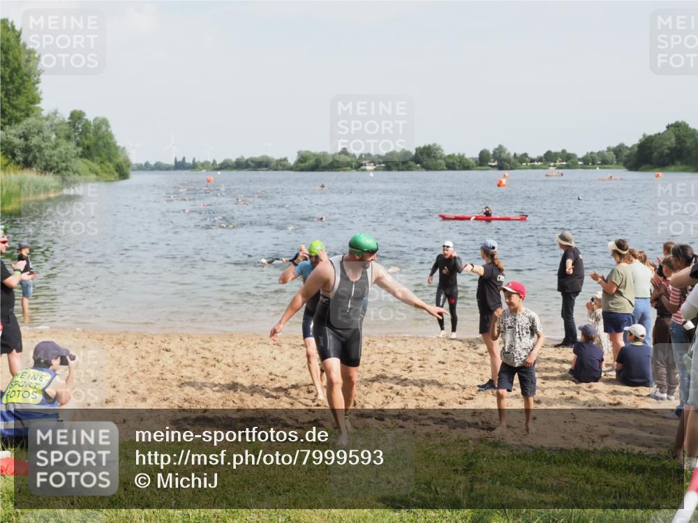 21.06.2025 - 27. Vierlanden-Triathlon MichiJ http://msf.ph/oto/7999593 15.06.2026 10:03:41 Schwimmen 377, 425, 432, 439 meine-sportfotos.de