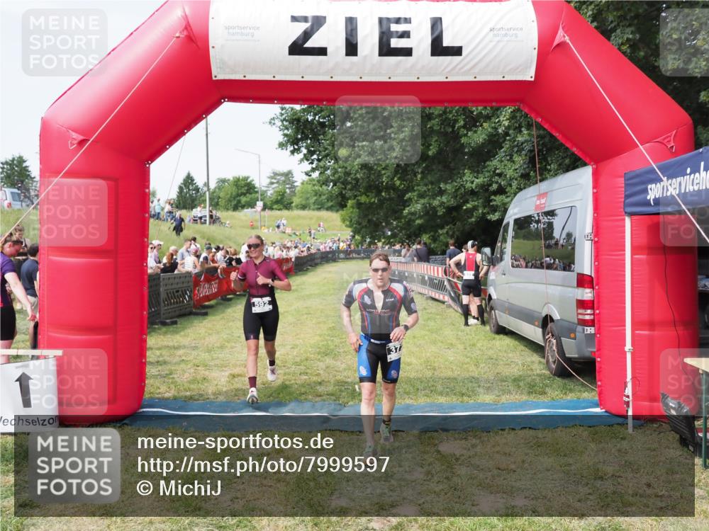 21.06.2025 - 27. Vierlanden-Triathlon MichiJ http://msf.ph/oto/7999597 15.06.2026 11:23:09 Ziel 372, 592 meine-sportfotos.de